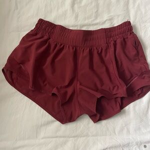 Lululemon hotty hot shorts size 6. 2.5 inch inseam. Marron.